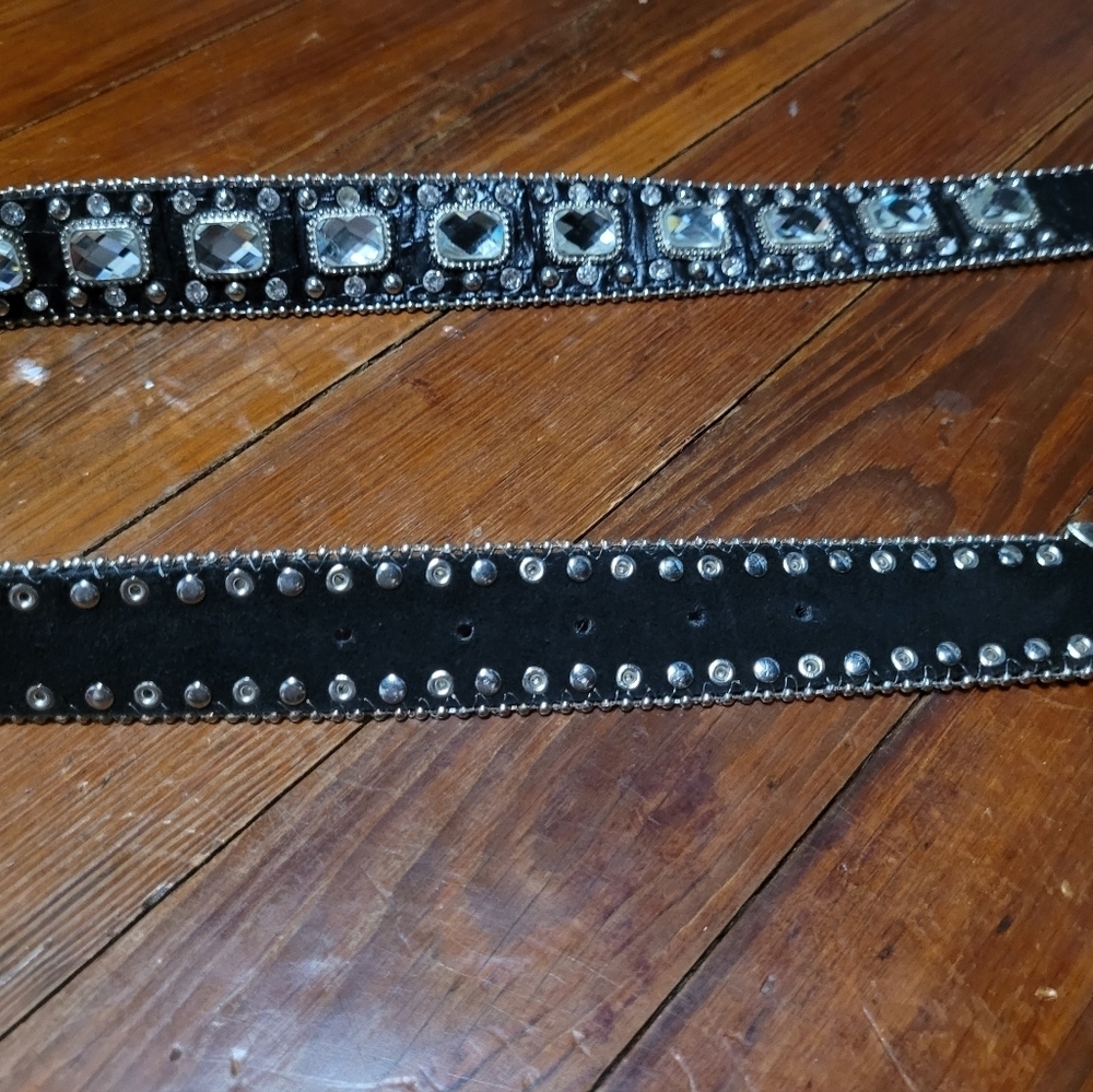 Longhorn buckle studded, leather belt. Women's medium - Picture 6 of 7